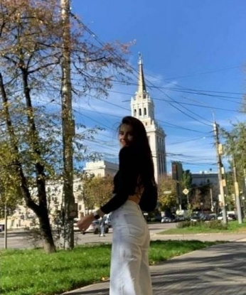 У меня нежные кривые формы, магические губы и завораживающий взгляд. Чувственность и опыт в моих кровях. Я знаю, как удовлетворить мужчину и доставить ему незабываемое наслаждение. Мои услуги включают классический и оральный секс, массаж, стриптиз и еще многое другое. Я всегда готова исполнить твои самые сокровенные фантазии. Мои фото 100% реальные, и мои клиенты всегда остаются довольными. Сделай шаг к наслаждению и позвони или напиши мне для встречи в Москве. Я жду тебя, чтобы сделать нашу встречу незабываемой 💋🔥 Нина